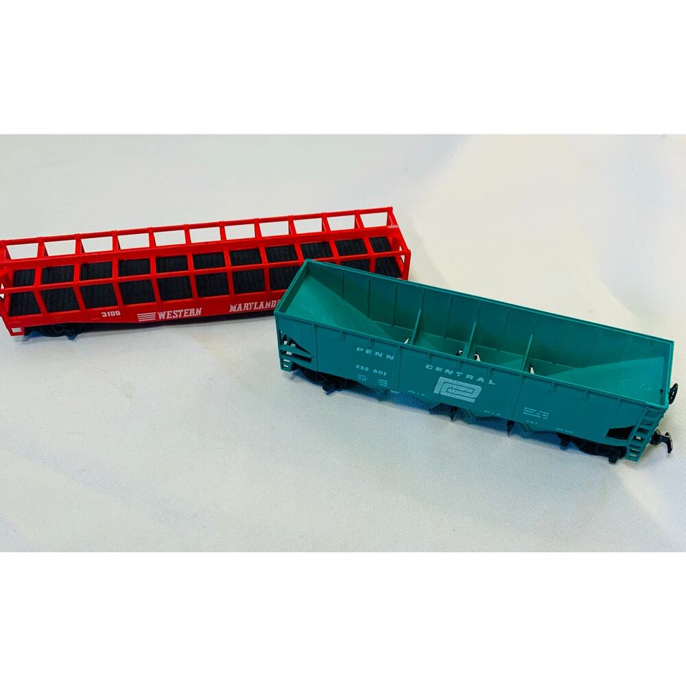 HO Scale Model Train Car Set.